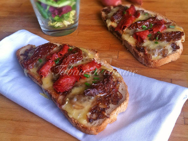 Tartine confit d'échalote, chorizo, tomates séchées et pont l'évêque 