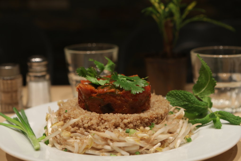 Chaud froid, ratatouille et quinoa / Croustillants de canard au jus de balsamic / Tartare de saumon au gingembre