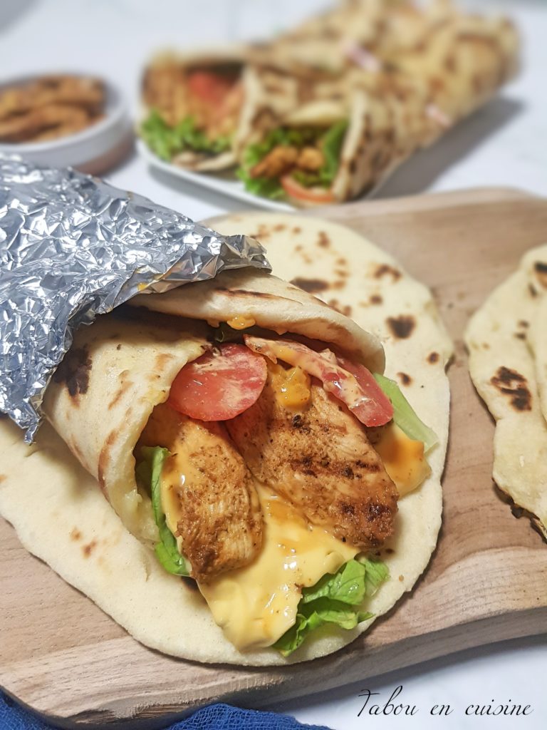 Sandwich cheese naan au poulet Tabou en cuisine