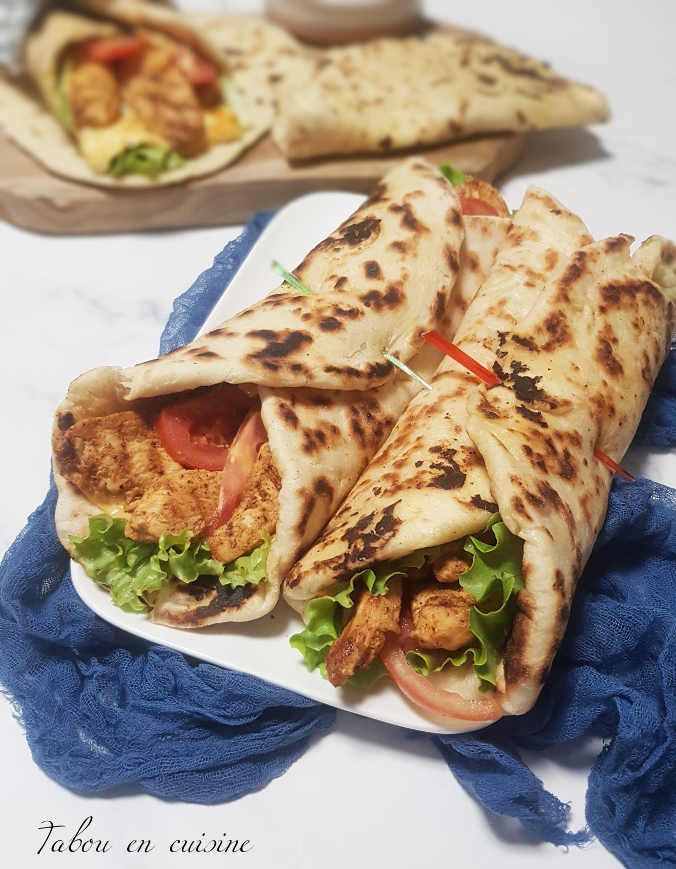 Sandwich cheese naan au poulet Tabou en cuisine