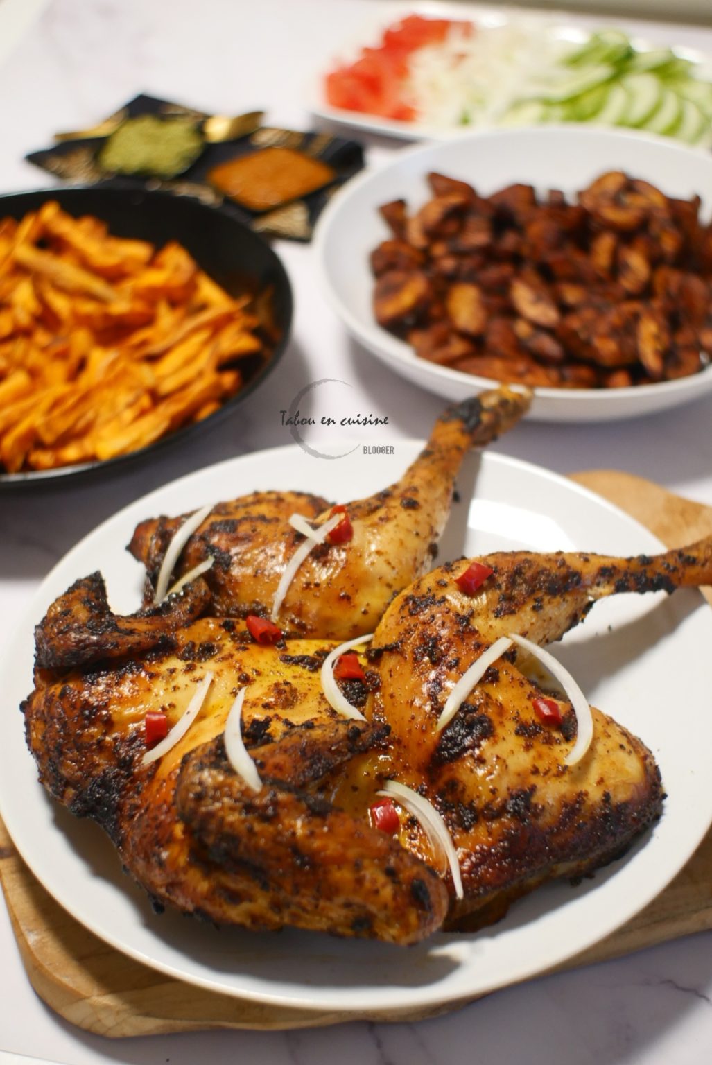 Poulet grillé au four, bananes plantain et frites de patates douces de