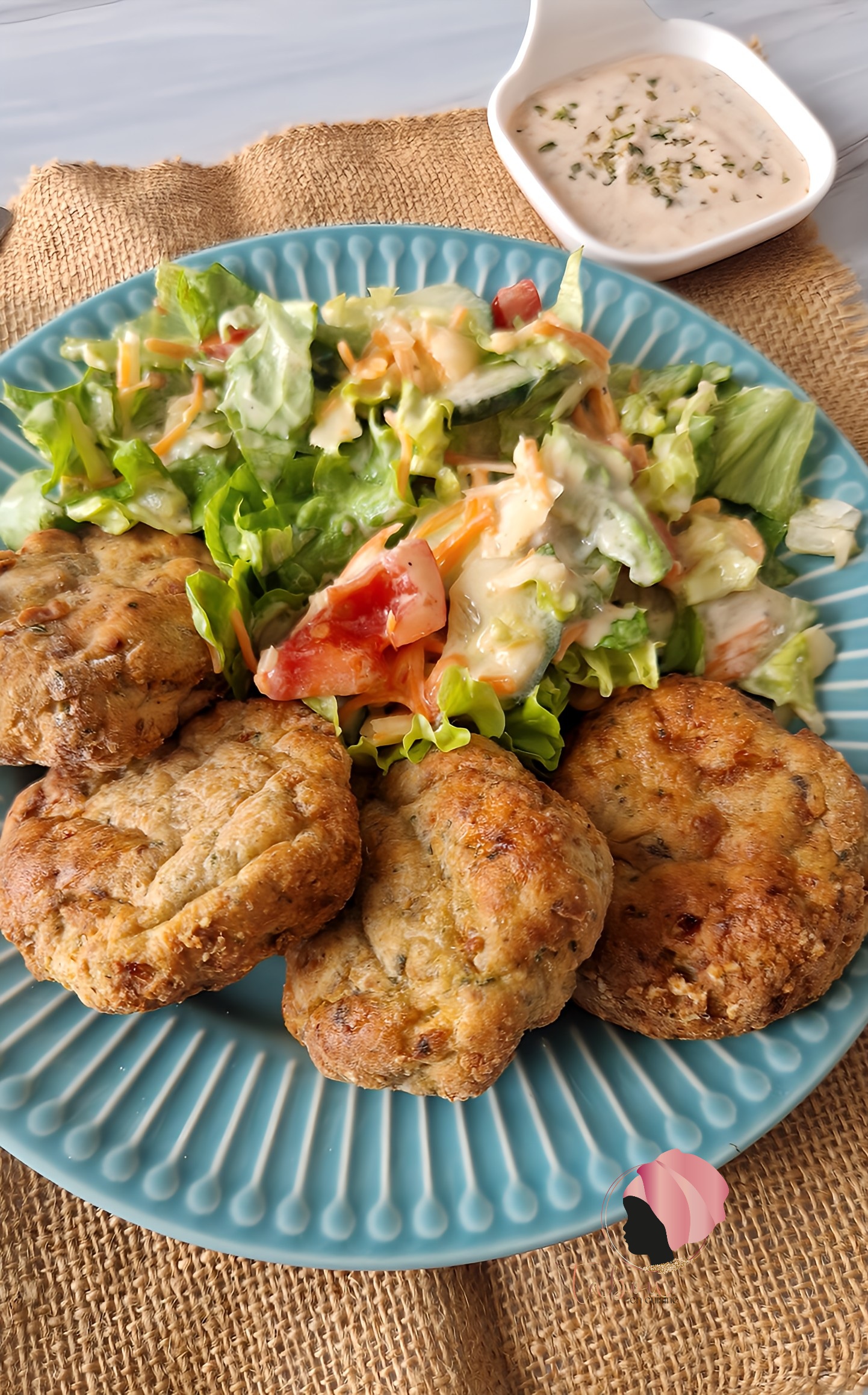 Croquettes de poisson faites maison, croustillantes à l’extérieur et moelleuses à l’intérieur, préparées sans huile grâce à l’Airfryer, servies avec de la salade.