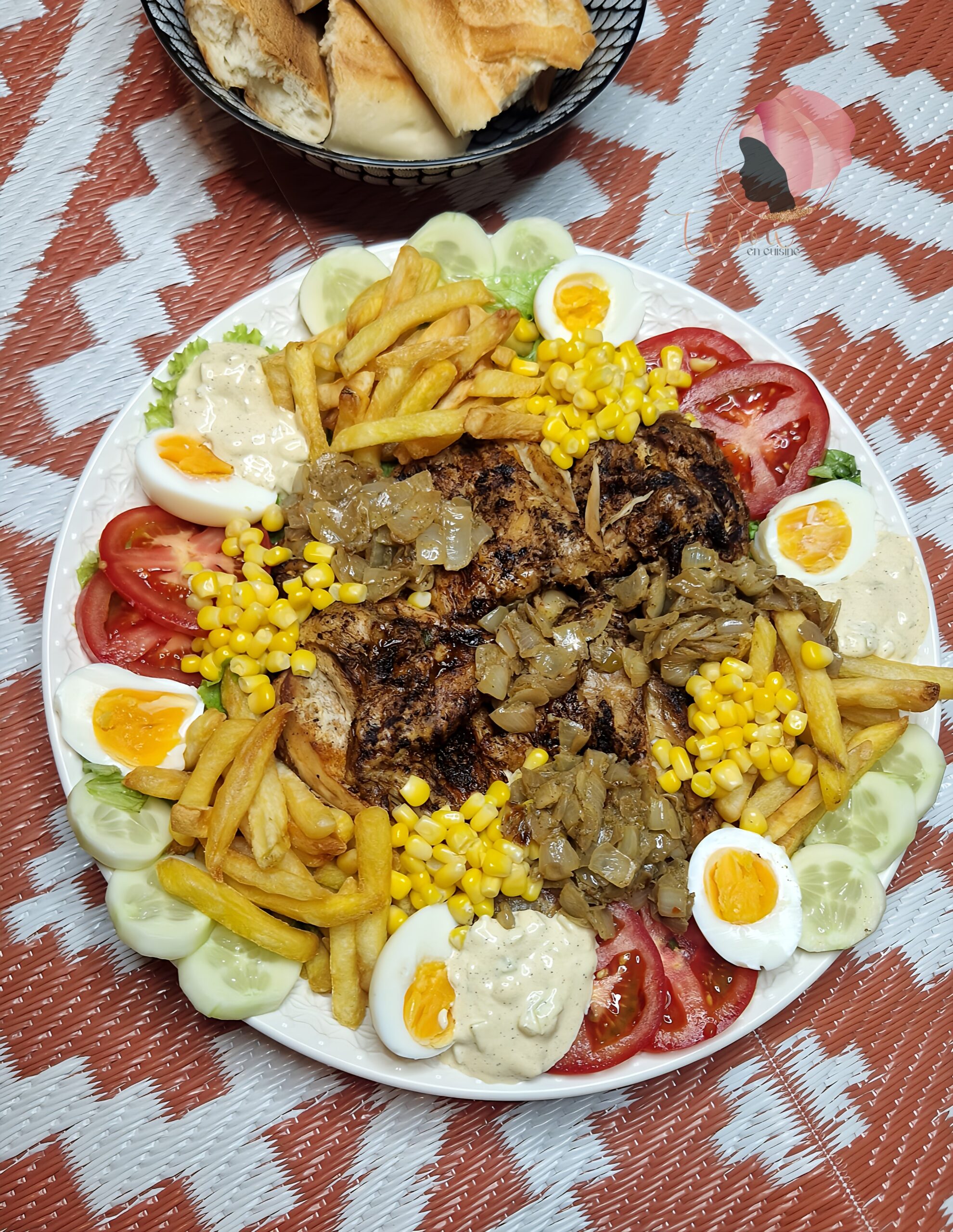Salade westaf avec du poulet, sauce oignons, crudités présentée dans un grand plat
