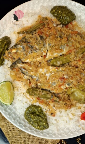 Plat traditionnel de caldou présenté dans une assiette, composé de poisson mijoté dans une sauce à l’oseille (beugueuthie), accompagné de riz blanc et nappé de sauce parfumée.