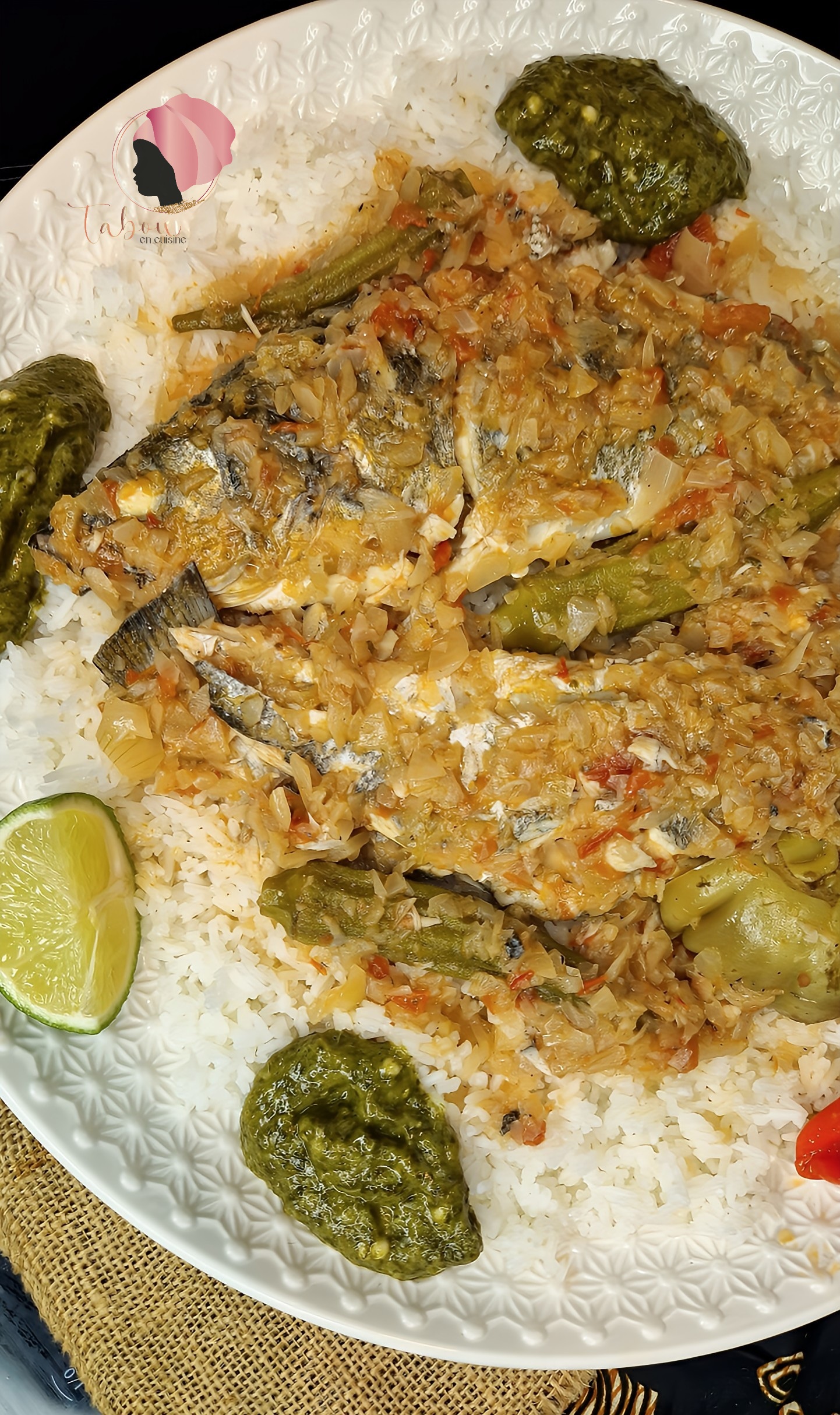 Plat traditionnel de caldou présenté dans une assiette, composé de poisson mijoté dans une sauce à l’oseille (beugueuthie), accompagné de riz blanc et nappé de sauce parfumée.