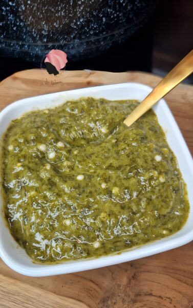 Beugueuthie, condiment casamançais, sénégalais préparé à base de feuilles de bissap fraîches, d’oseille de gombo et de citron.