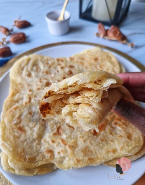 Pile de msemens dorés, crêpes feuilletées traditionnelles du Maghreb.