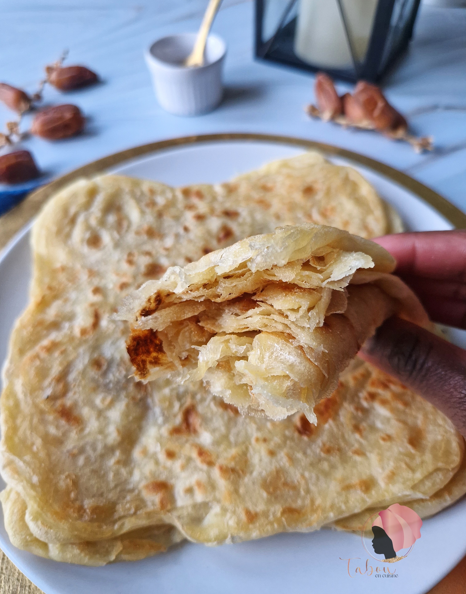 Pile de msemens dorés, crêpes feuilletées traditionnelles du Maghreb.