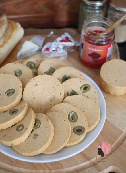 Tranches de cachir maison, saucisson fait maison à base de viande et d’épices, très consommé en Afrique, dans le magreb