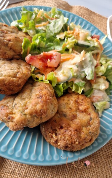 Croquettes de poisson légères et dorées, à la texture croustillante, cuites sans friture dans un Airfryer.