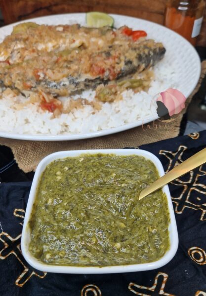 Beugueuthie, beugueudj ou kouthia, condiment casamançais préparé à base de feuilles de bissap fraîches (oseille), de gombo et de citron.
