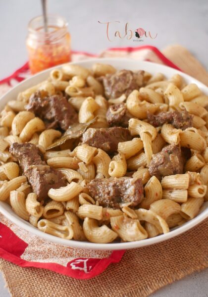 Plat de macaroni à la sénégalaise, avec des pâtes mijotées dans une sauce épicée, des morceaux de viande