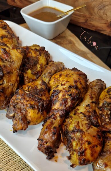 Cuisses de poulet dorées et croustillantes sorties du four, marinées aux épices
